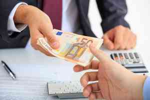 Geschäftsmann erhält Geld