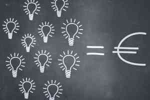 Kreide gezeichnete Glühbirnen und Eurosymbol